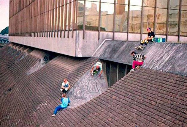 Skatistas em spot urbano